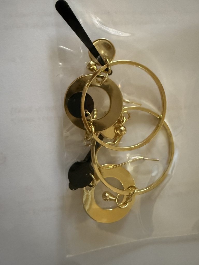 Arete redondo blanco y negro