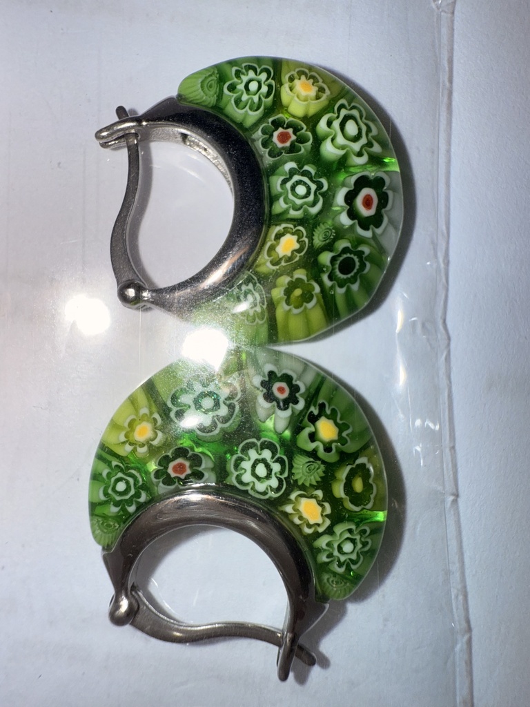 Arete de vidrio verde